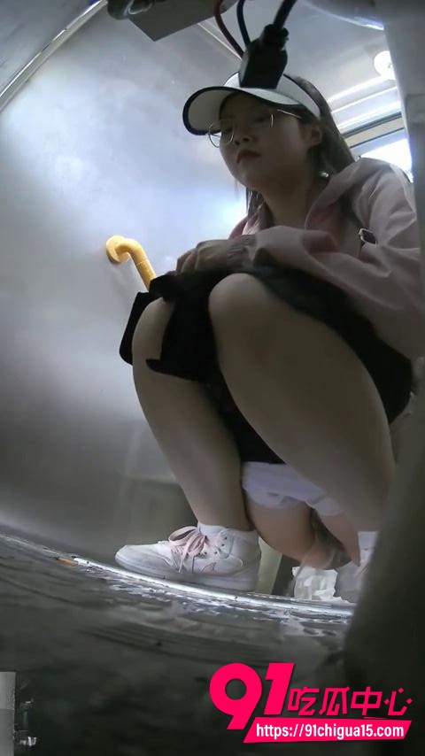 极品办公楼女厕全景偷拍6