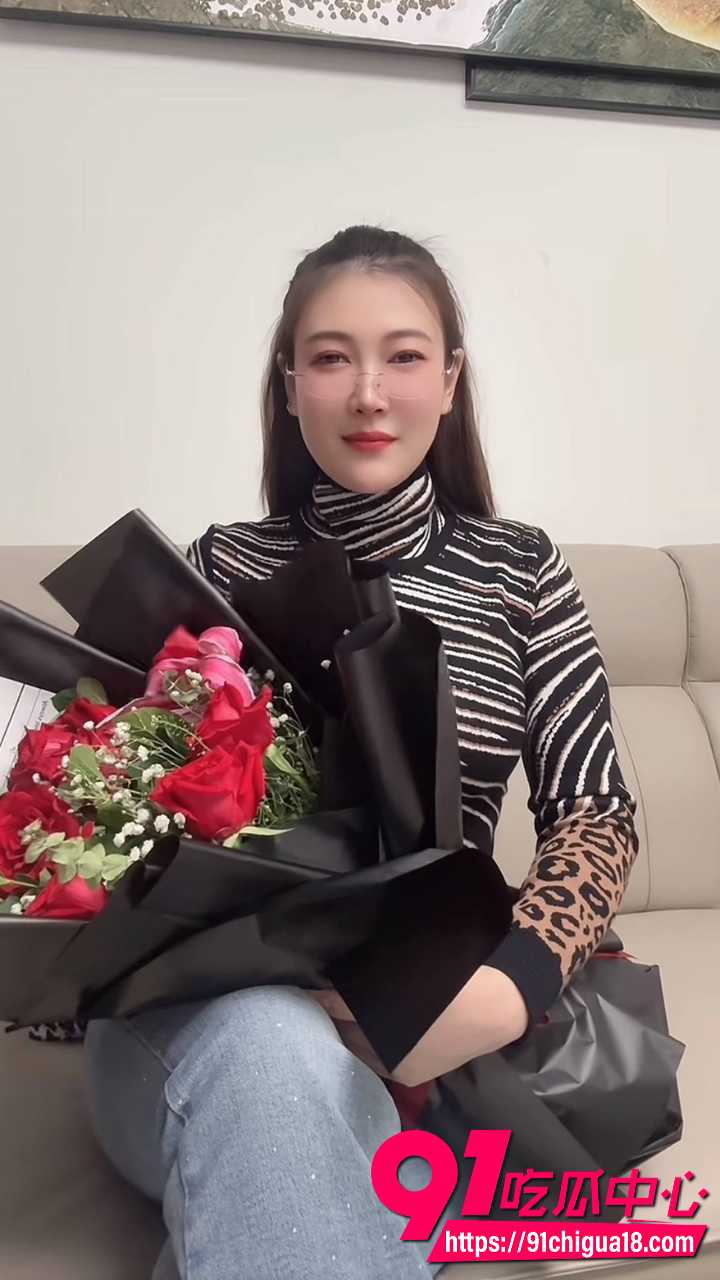 东北眼镜姐客厅全裸约炮被网友扒出4 东北眼镜姐客厅全裸约炮被网友扒出4