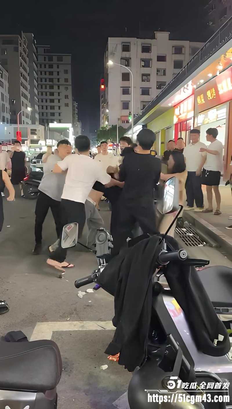 反差女神精神小伙打架现场 2
