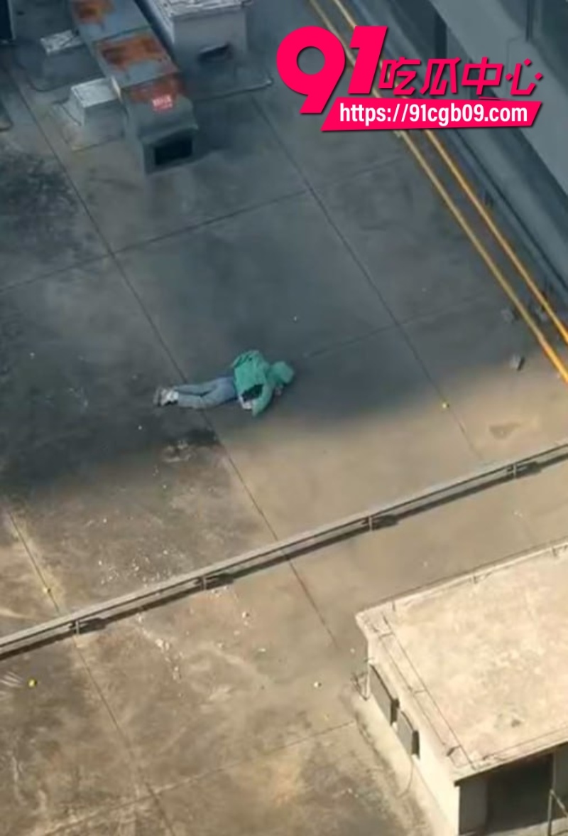 实拍跳楼!河北绿色外套少年高楼一跃坠亡全程5 实拍跳楼!河北绿色外套少年高楼一跃坠亡全程5