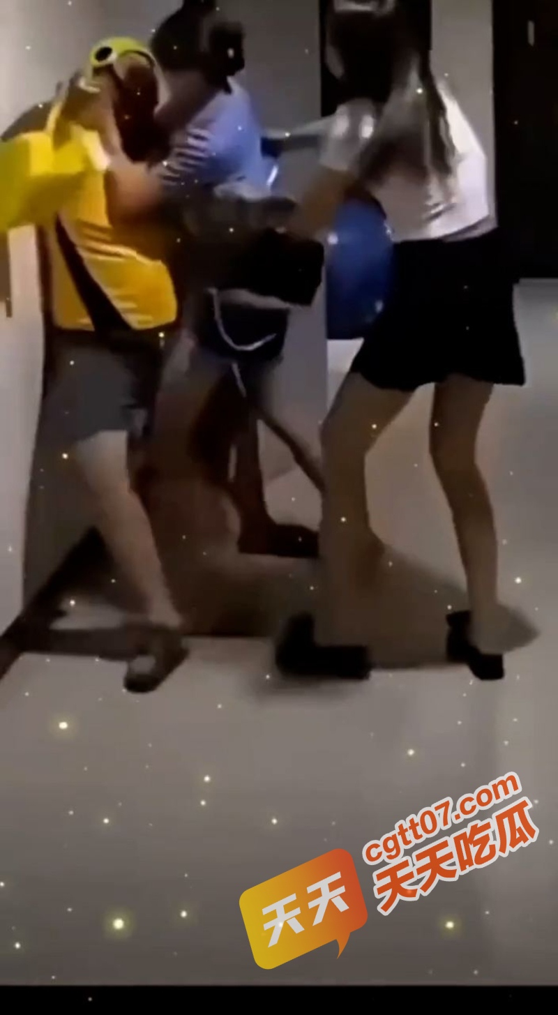 美团外卖员专属出品 外卖小哥被两女子非礼 禽兽女上位骑乘