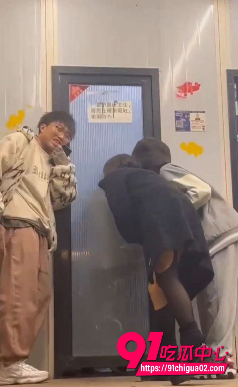 淄博烤肉店厕所偷情现场5