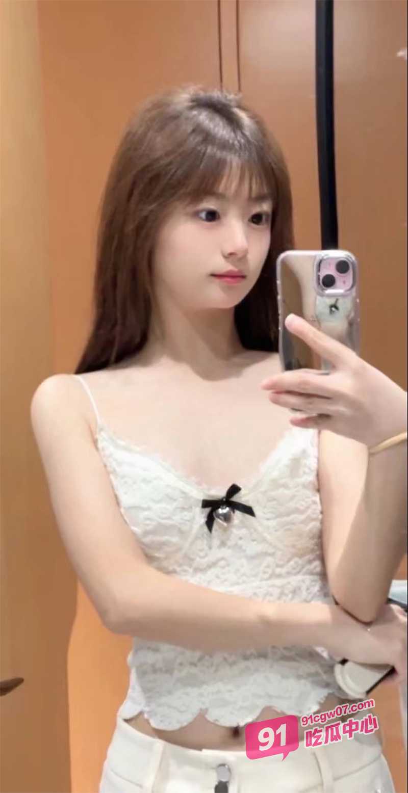 安徽骚货黄琳怡 金主一个月5w包养 乖巧学妹变身性奴 舔足喝尿舔脚简直变态到家！ 配图2