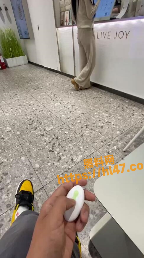 极品身材美女穿着性感的穿搭来体验遥控跳蛋 在外寻求刺激把自己爽的路都走不正了！