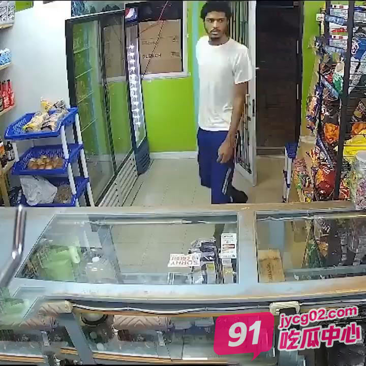 佛罗里达小伙持枪打劫商店 不料店主铜锣湾出身！ 配图