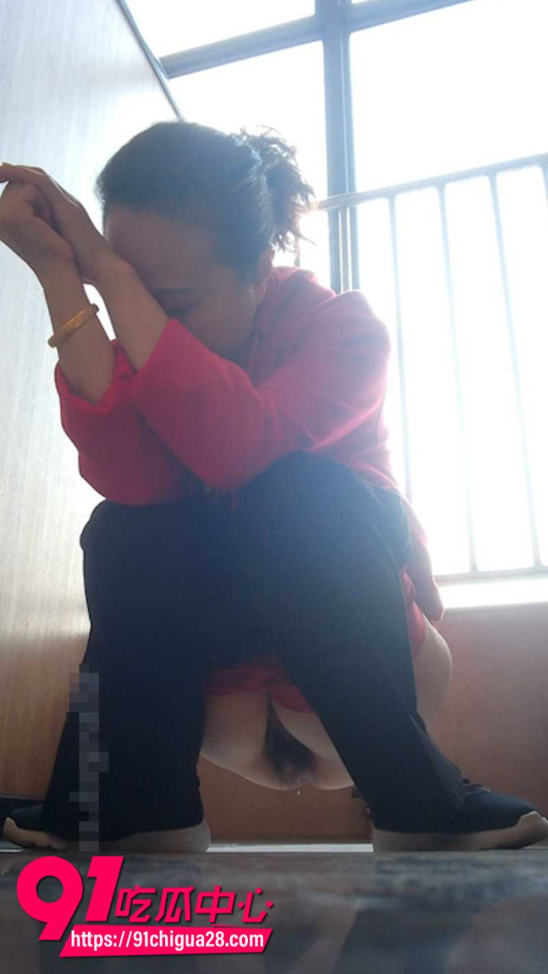 大神潜入高级写字楼女厕偷拍美女上厕所四月新作2