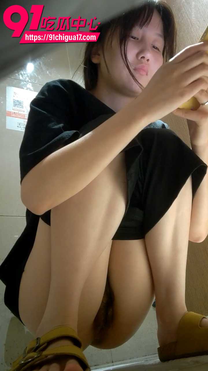 新流出酒吧女厕高清偷拍3