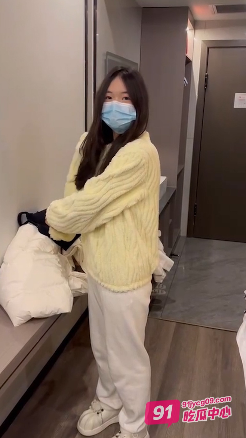 长沙摄影师约拍嫩妹情趣诱惑大尺度写真 小穴被玩弄到淫水直流 配图2