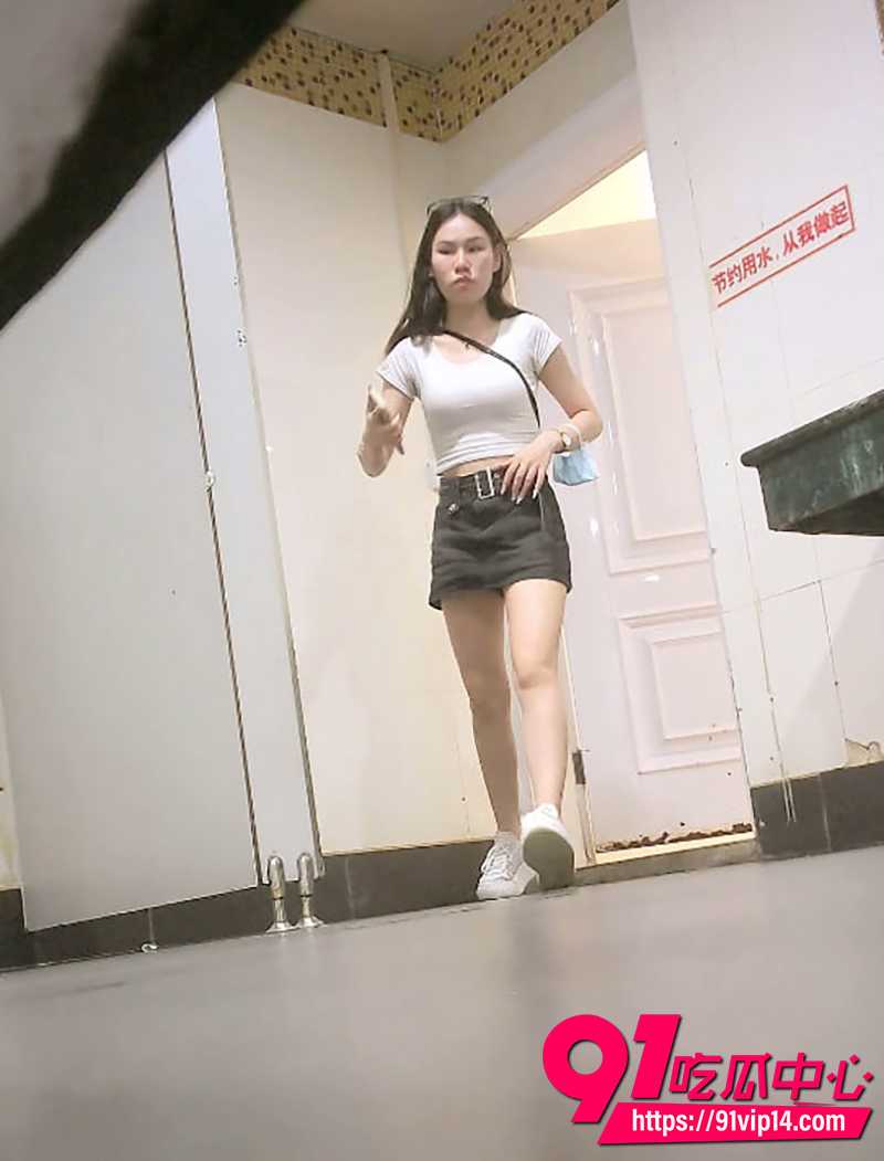 商场女厕前后双景偷拍 牛仔短裙小姐姐美鲍放尿全程 透明内裤湿痕特写令人欲火焚身！