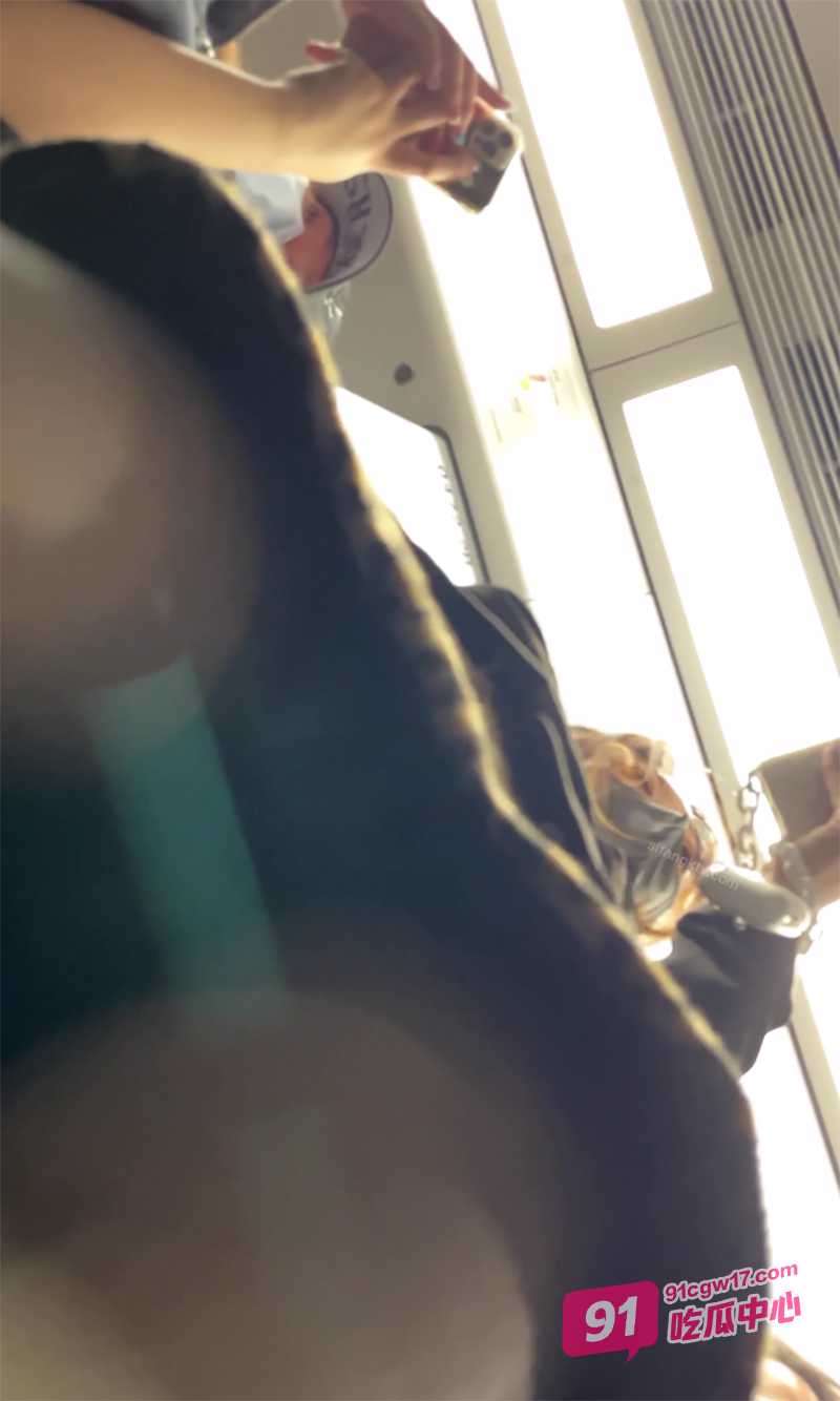 近距离高清抄底系列～肌肤水润美腿绝顶诱惑 黑丝真空裙底风光无限！ 配图4