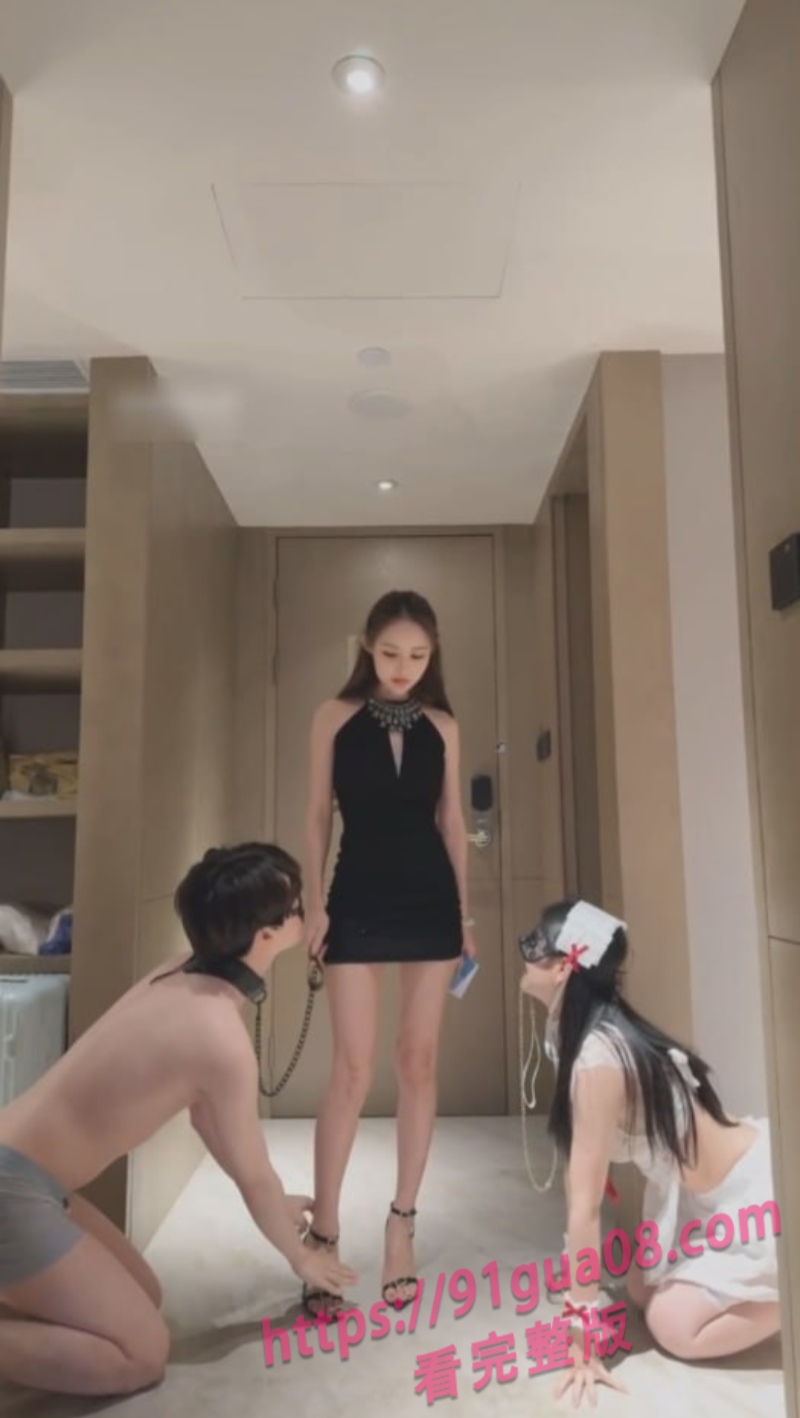 SM重口女王调教性奴 舌浴清洗身体你喜欢吗？