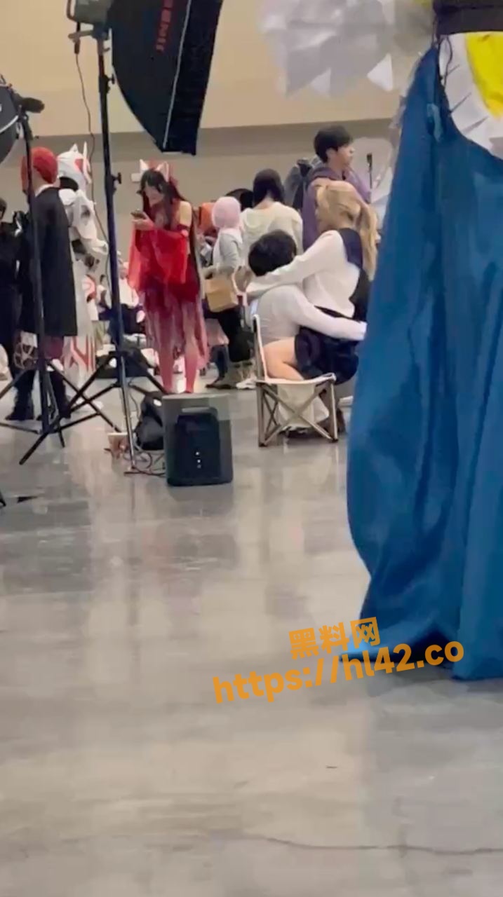 漫展不雅事件之女孩穿短裙骑坐在男人胯部被拍！男人的手伸进裙子摸索极其不把旁人当人！