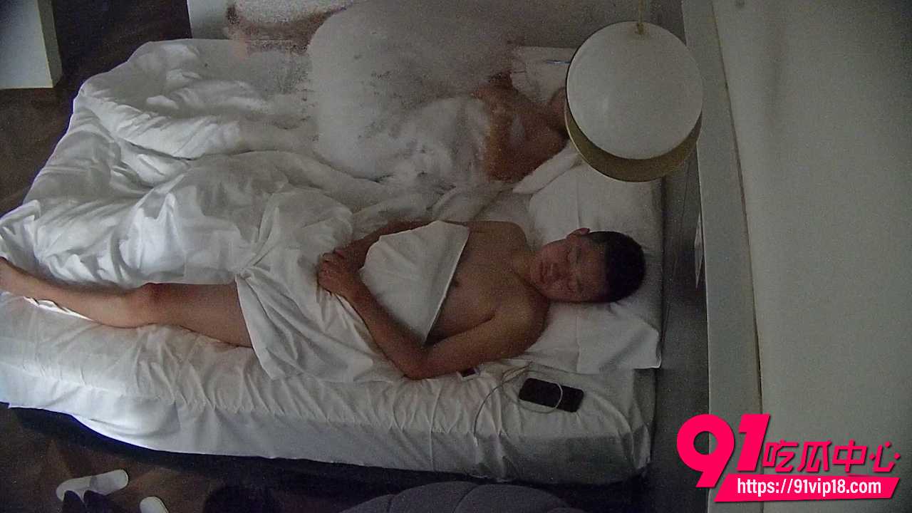 大学城酒店偷拍 美女早上一醒来就主动含鸡巴 鲜血般狂野快感一夜释放!