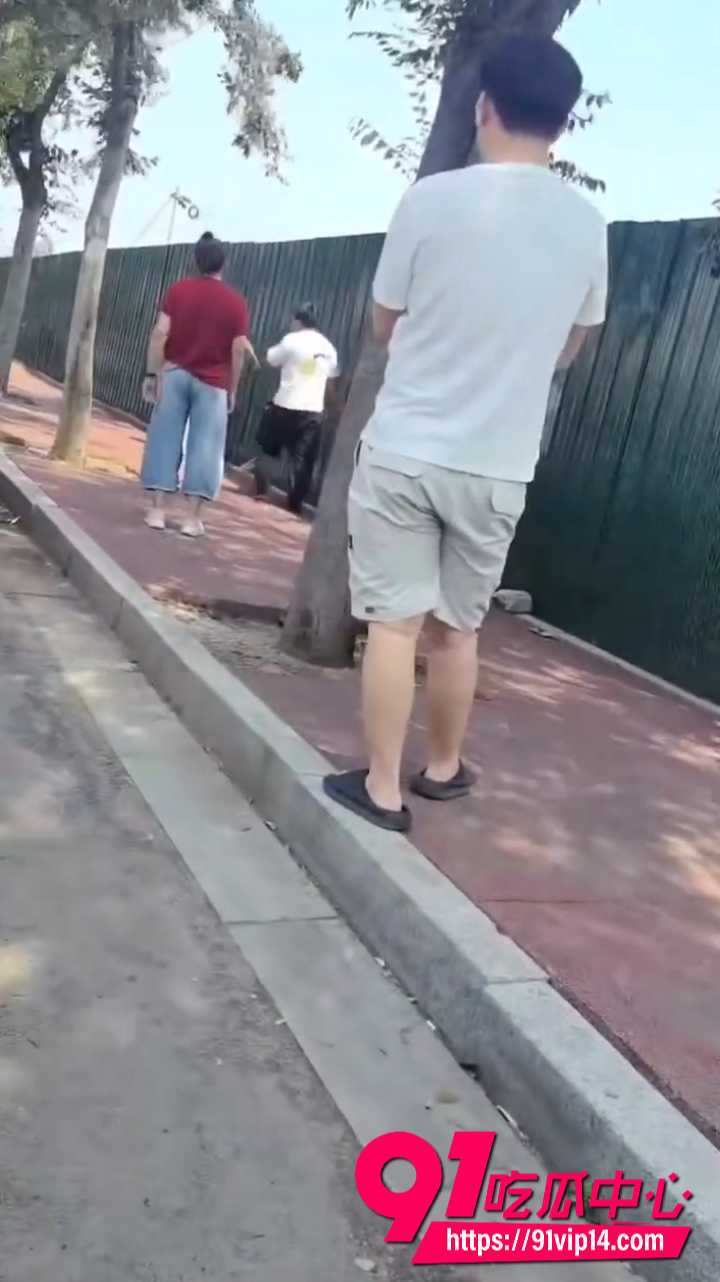 每日抓奸吃瓜 老公街头抓到老婆出轨 当场狠揍痛打出轨妻子 下手极狠围观群众劝不住