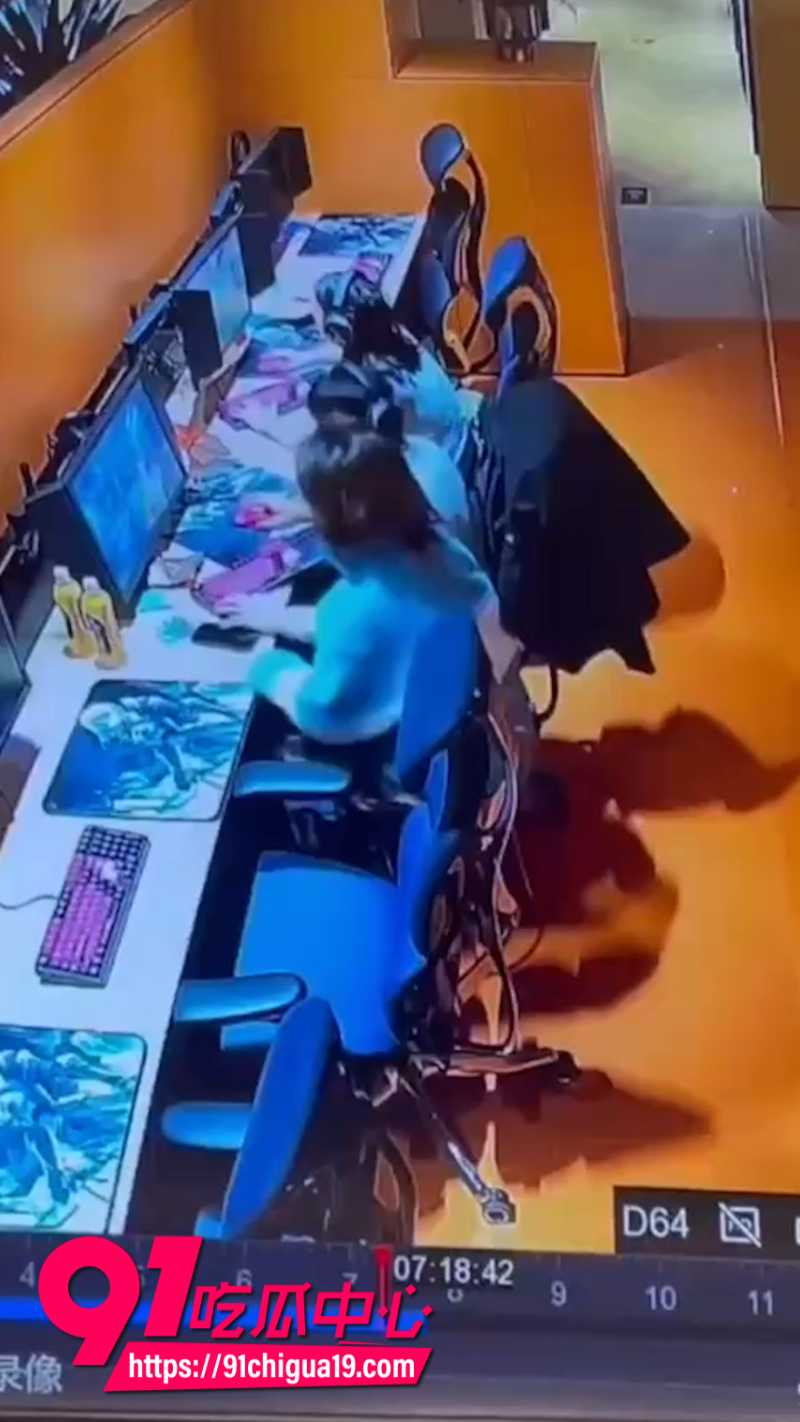 湖南岳阳一男子在网吧包间打游戏时被女子性骚扰10