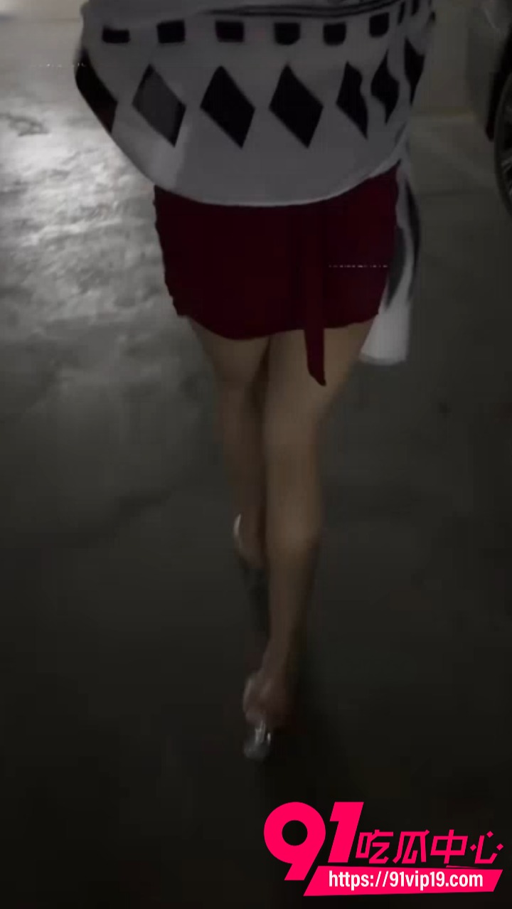 推特真实露出夫妻娇妻和他露出新作 B痒的老婆按耐不住露出自慰 完全忽视路人