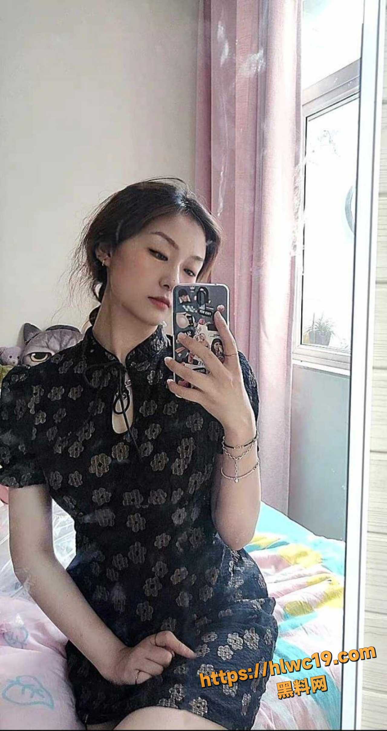 和黑丝高跟D杯少妇车震 发出满足的哼哼声 滚烫的阴精落在了我的鸡巴上