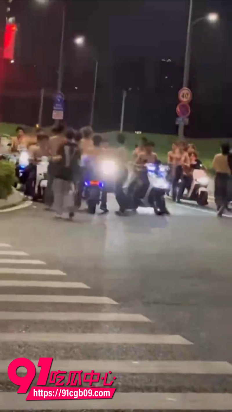 广东街头 惊现古惑仔打群架 两群人光着膀子互殴 场面声势浩大