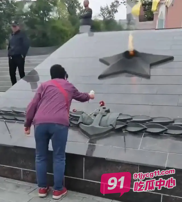 离了大谱！中国大妈到海参崴举行献花仪式 致敬俄罗斯战斗英雄？ 配图3