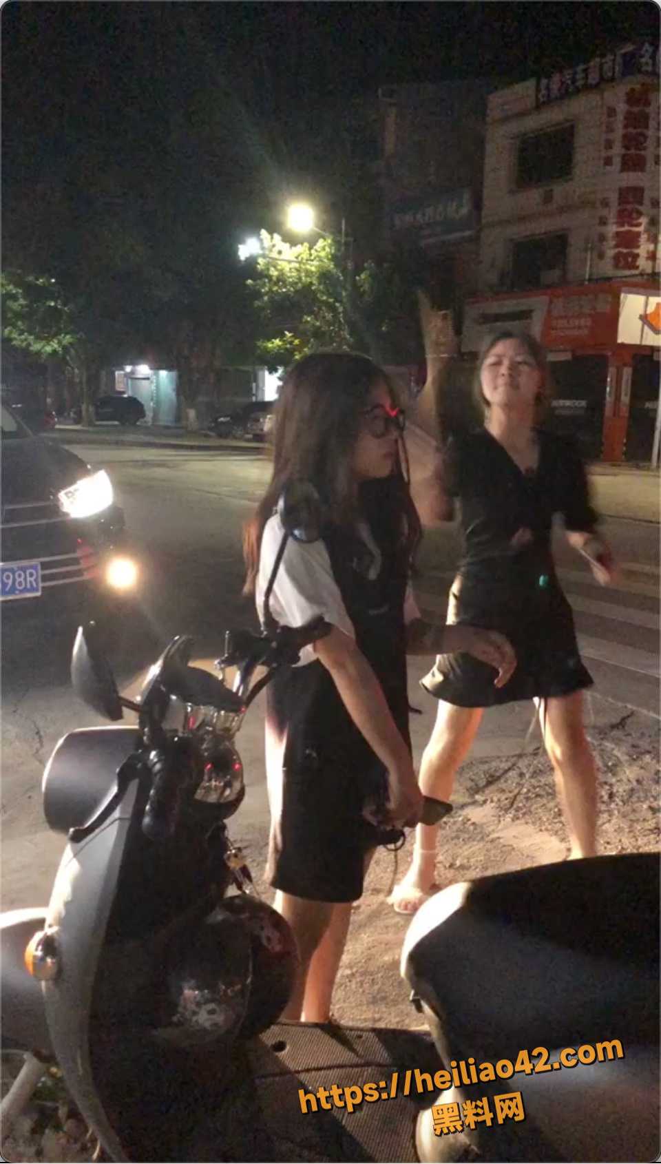 精神小妹校园霸凌女学生视频曝光 手持木棒狂打弱小女生 看完血压飙升气难平！