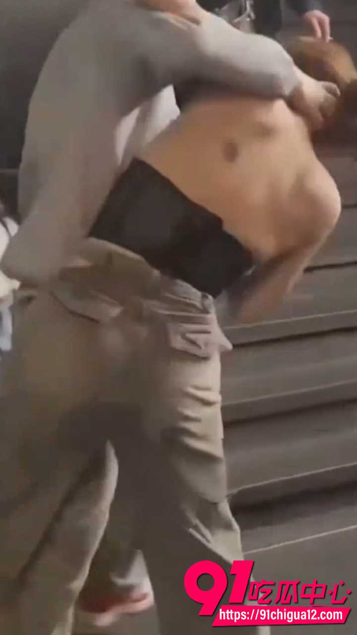 街头激战大胸妹被男子抓奶龙爪手直接放倒5