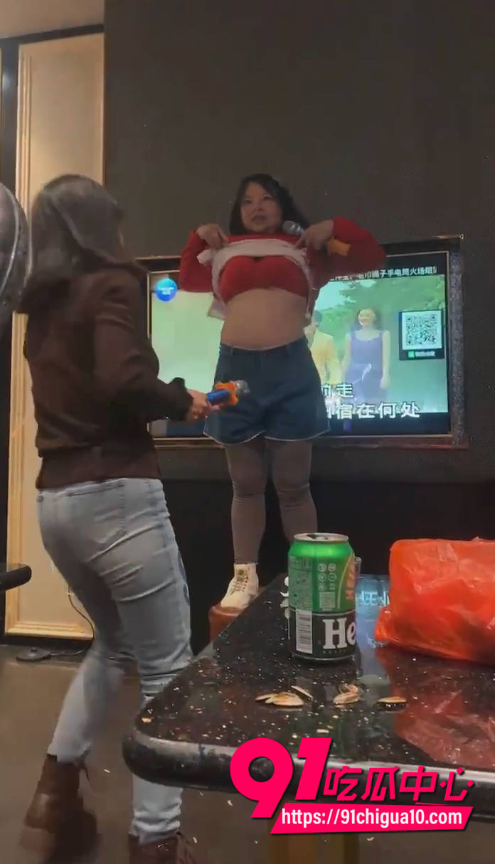 KTV惊现红衣大妈站凳狂舞 又是掀衣自摸又是话筒插逼 一旁啤酒满地 把包厢玩成成人版春晚 简直不要太野了！