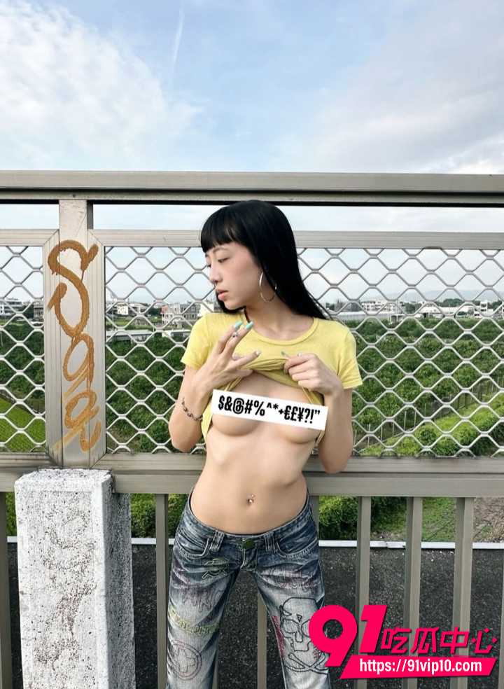 极品高颜值模特室外露出 反差女孩白天桥上抽烟摆拍 夜晚黑丝短裙野外尿尿 最新大尺度资源完整曝光！