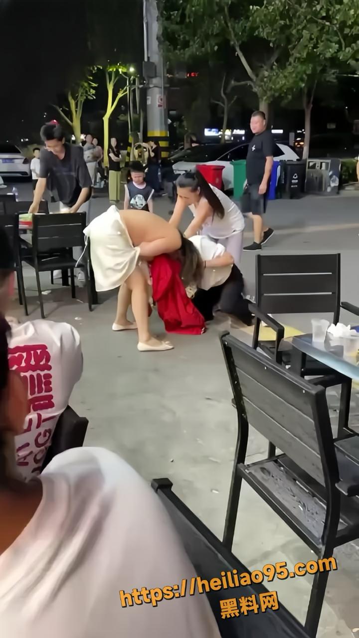 深夜街头惊现两名女子上演撕逼大战 衣服撕破后遭咸猪手揩油摸奶