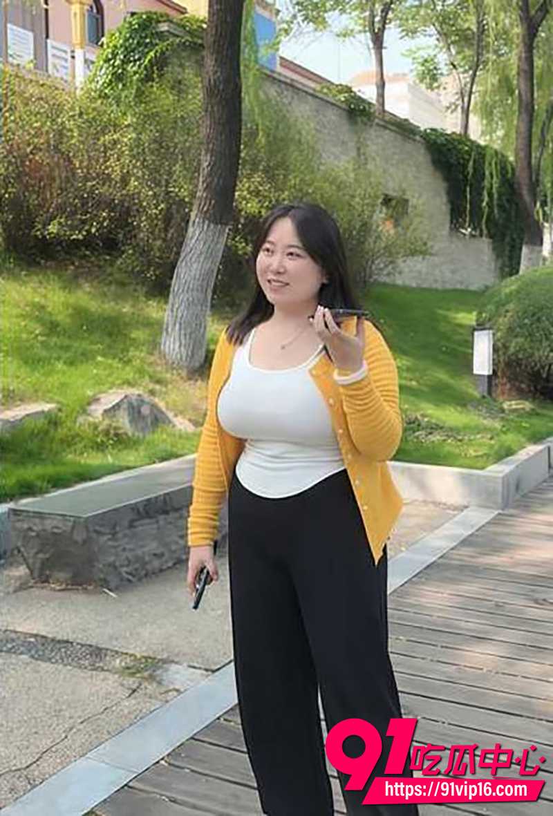 海角大神妈妈的味道 趁干妈不在家 猛操老妈的吊钟乳闺蜜 穴肉一张一合带出晶莹液体！
