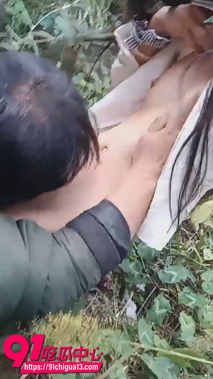 农村07年水嫩极品萝莉户外被大叔舔逼7