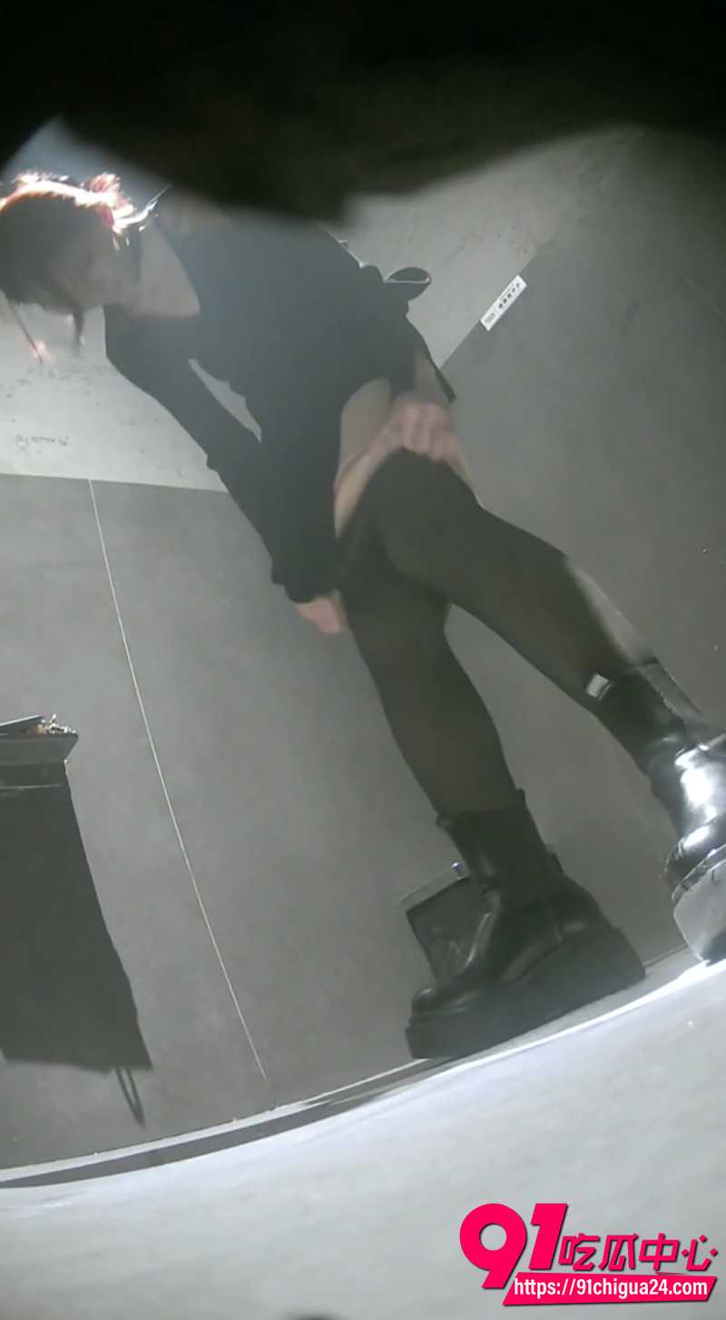 酒吧女厕前景偷拍 6 酒吧女厕前景偷拍 6