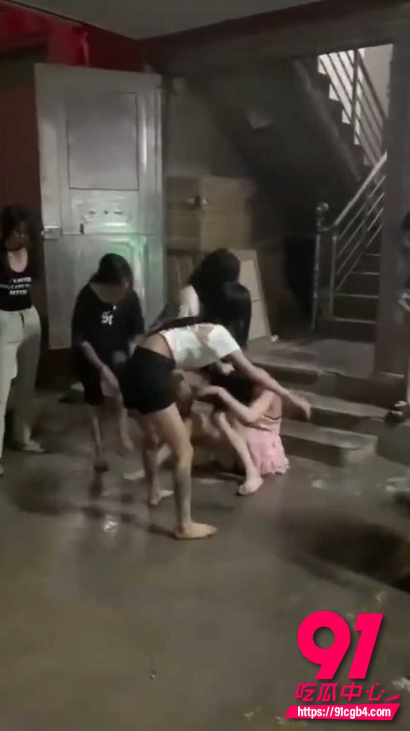 精神小妹干架现场 3