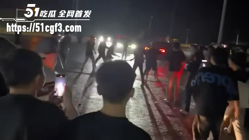 宁乡任福路百人战  两伙小年轻持械互砍驾车冲撞 7
