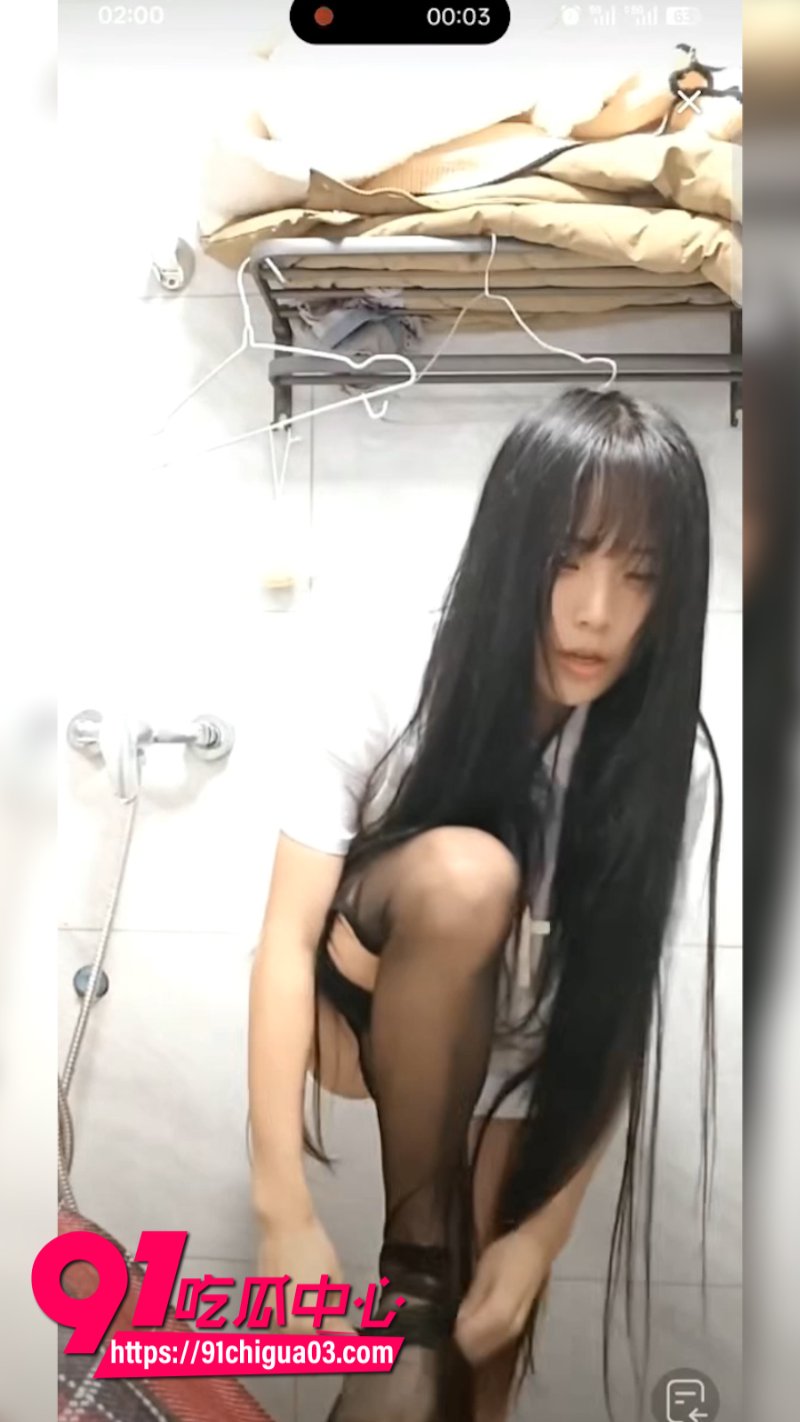抖音反差少女秋宝在直播间搞擦边光着屁股换丝袜10