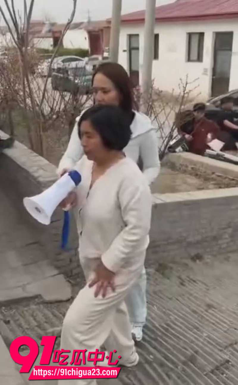 抖音女博主薛阿芊自爆被老公带小三上门殴打7