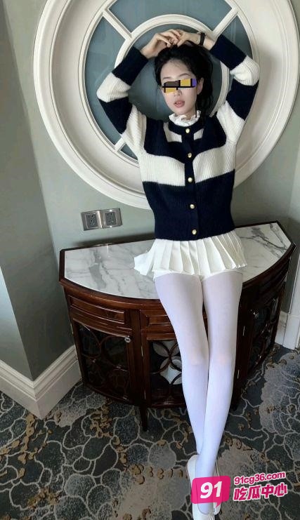 海角父女乱伦~搂着女儿在沙发上做羞羞的事情！ 配图2