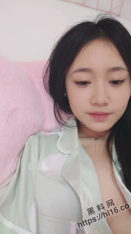 女大学生没关门在卧室自慰，突然她妈闯进来了，尴尬的妹子