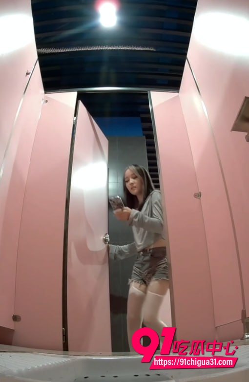 女厕偷拍圆润大白屁股 黑丝短裙掀起一览无余 后入角度清晰欲火直冲