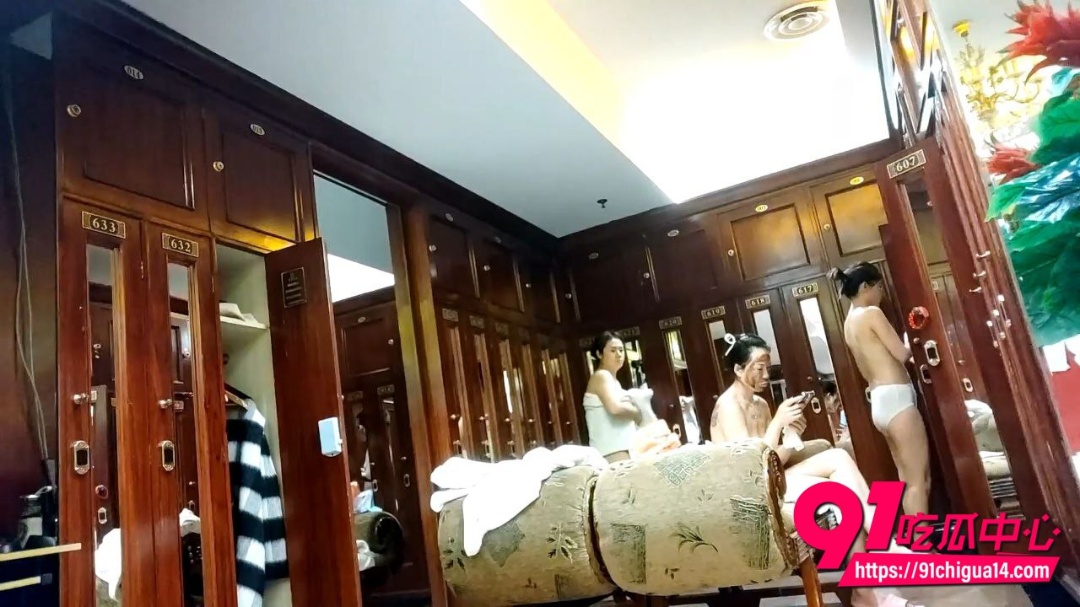 洗浴会所女更衣室偷拍5
