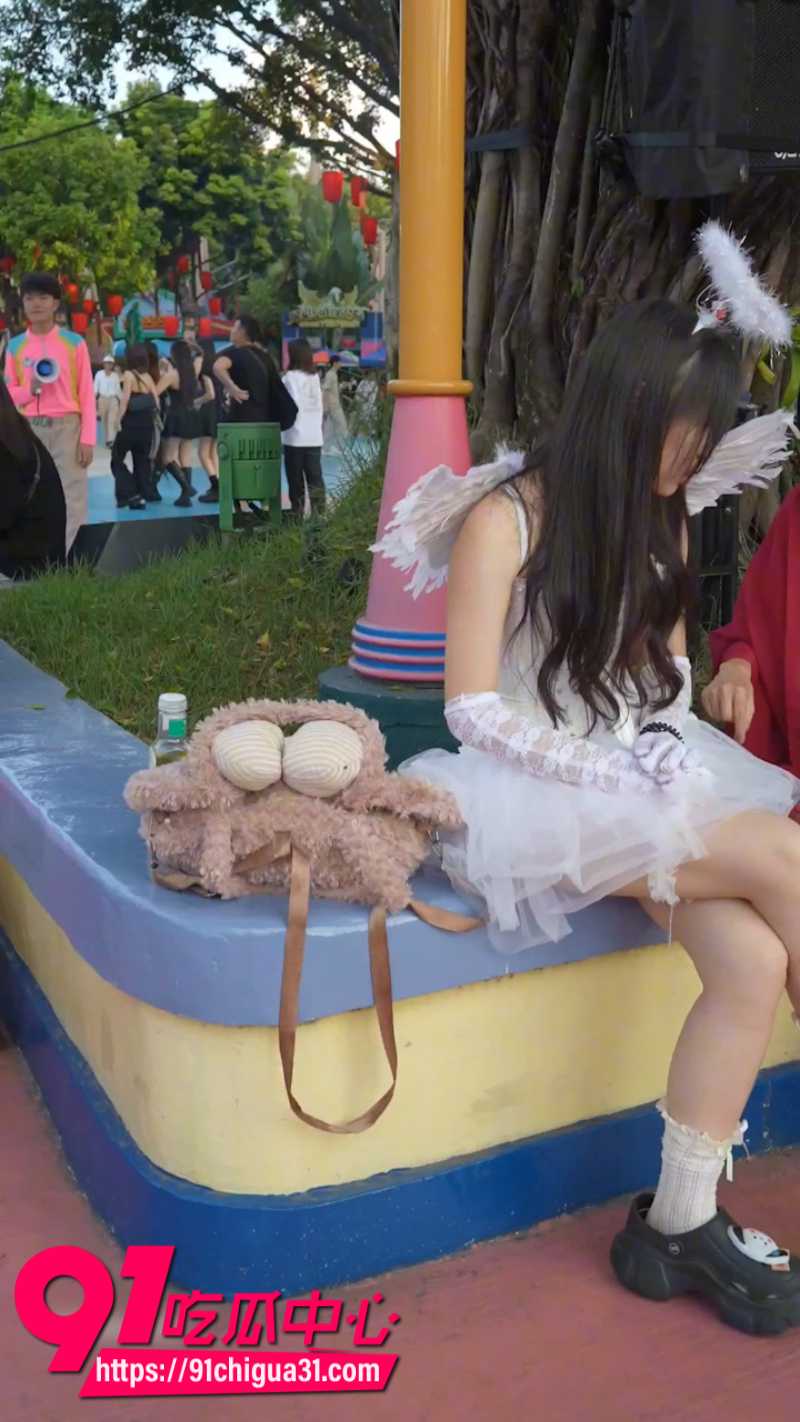 抄底大神极限偷拍游乐园NPC美女蓝色内裤2