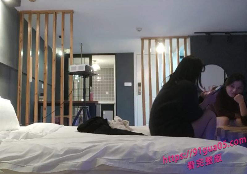 换妻淫乱场面～美少妇打扑克培养感情 对白极其浪荡