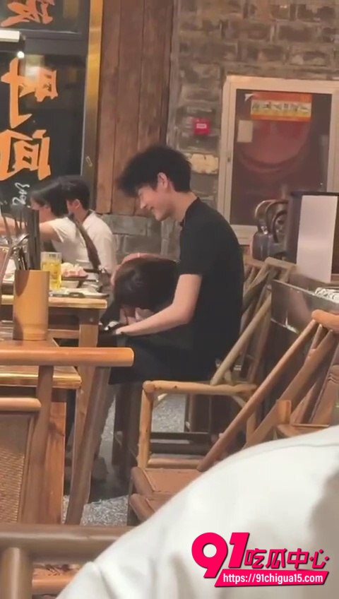 眼镜妹餐厅摸男生鸡巴视频4