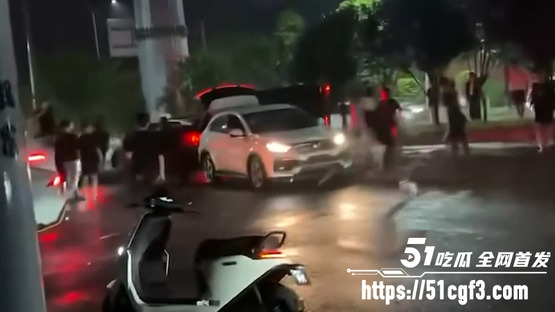 宁乡任福路百人战 两伙小年轻持械互砍驾车冲撞 8 宁乡任福路百人战 两伙小年轻持械互砍驾车冲撞 8