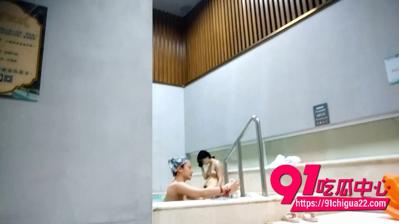 洗浴中心会所最新偷拍视频流出 学生妹妹洗澡实录 白皙身材换衣全过程