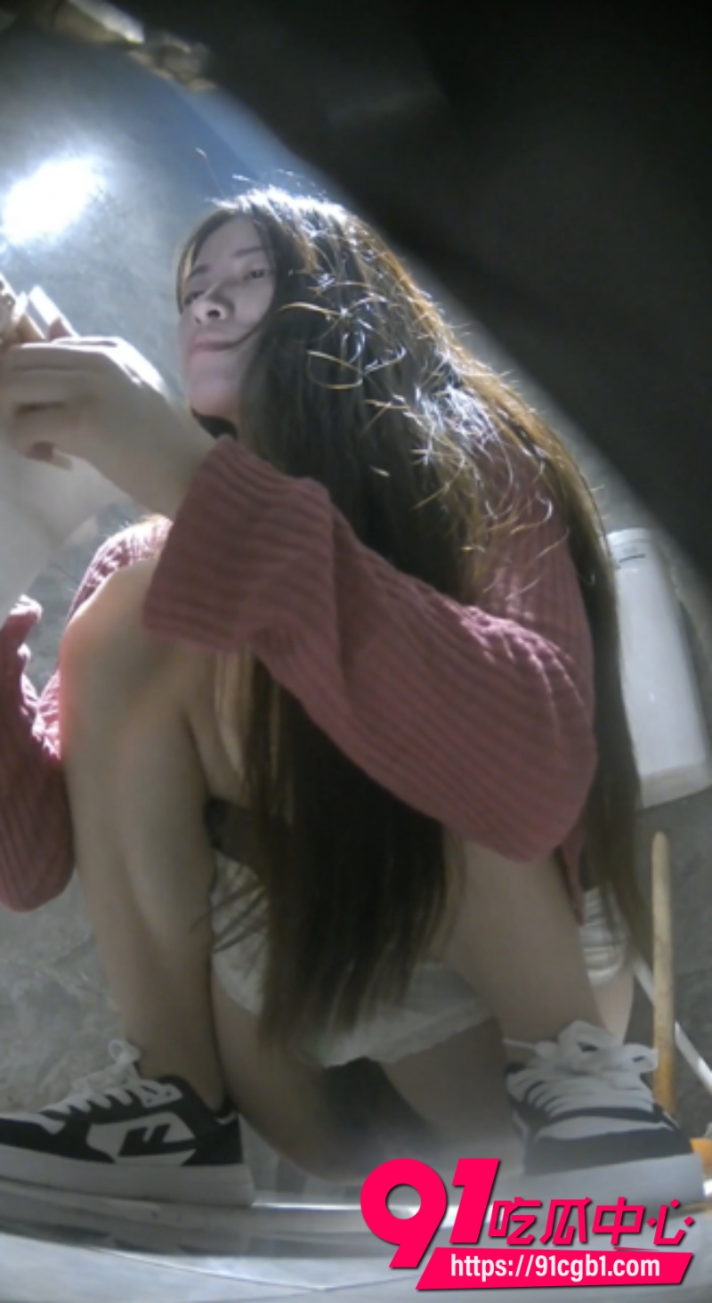 厕拍大神在酒吧女厕全景偷拍 多位高颜值美女极品鲍鱼一览无余 从进来放水到出去全程无码