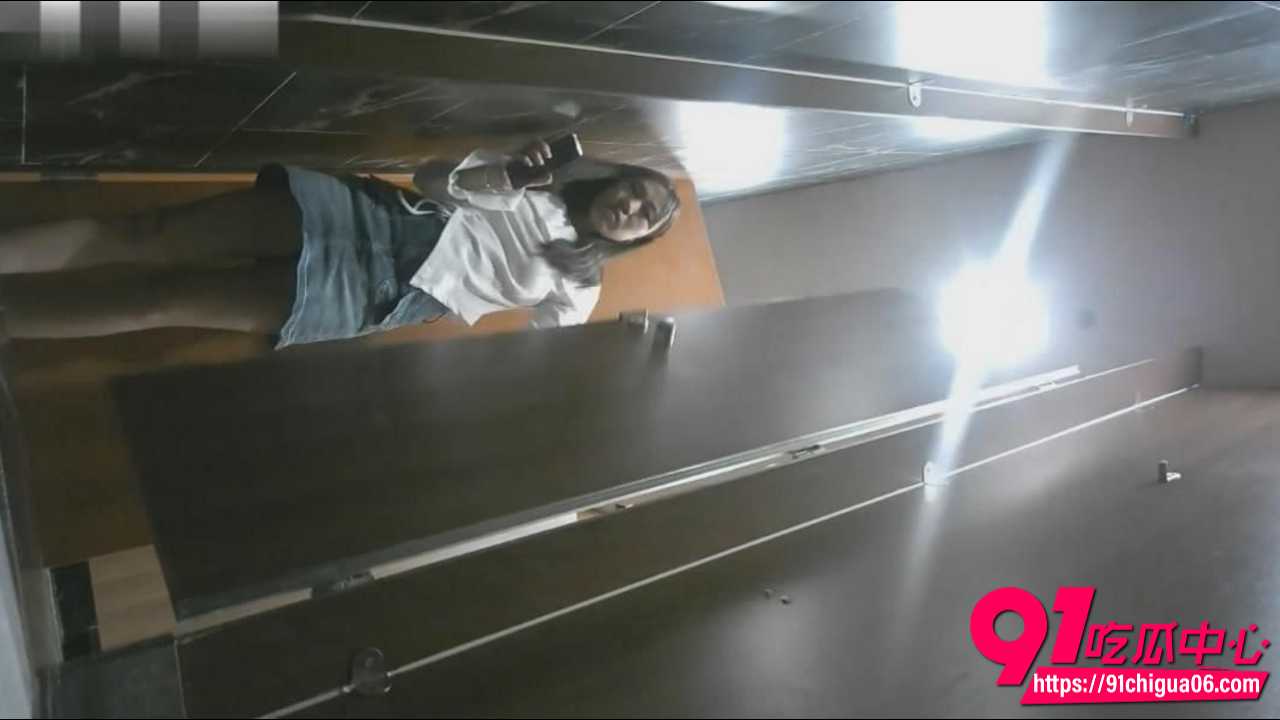 酒吧女厕后排偷拍 2