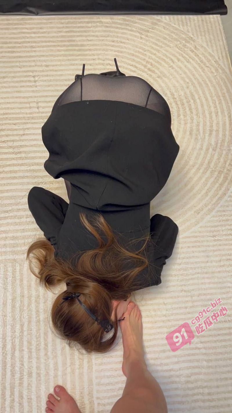 我与淫妻的生活日记～只要看见鸡巴 骚妻瞬间变精盆 丝袜套头各种非人调教！