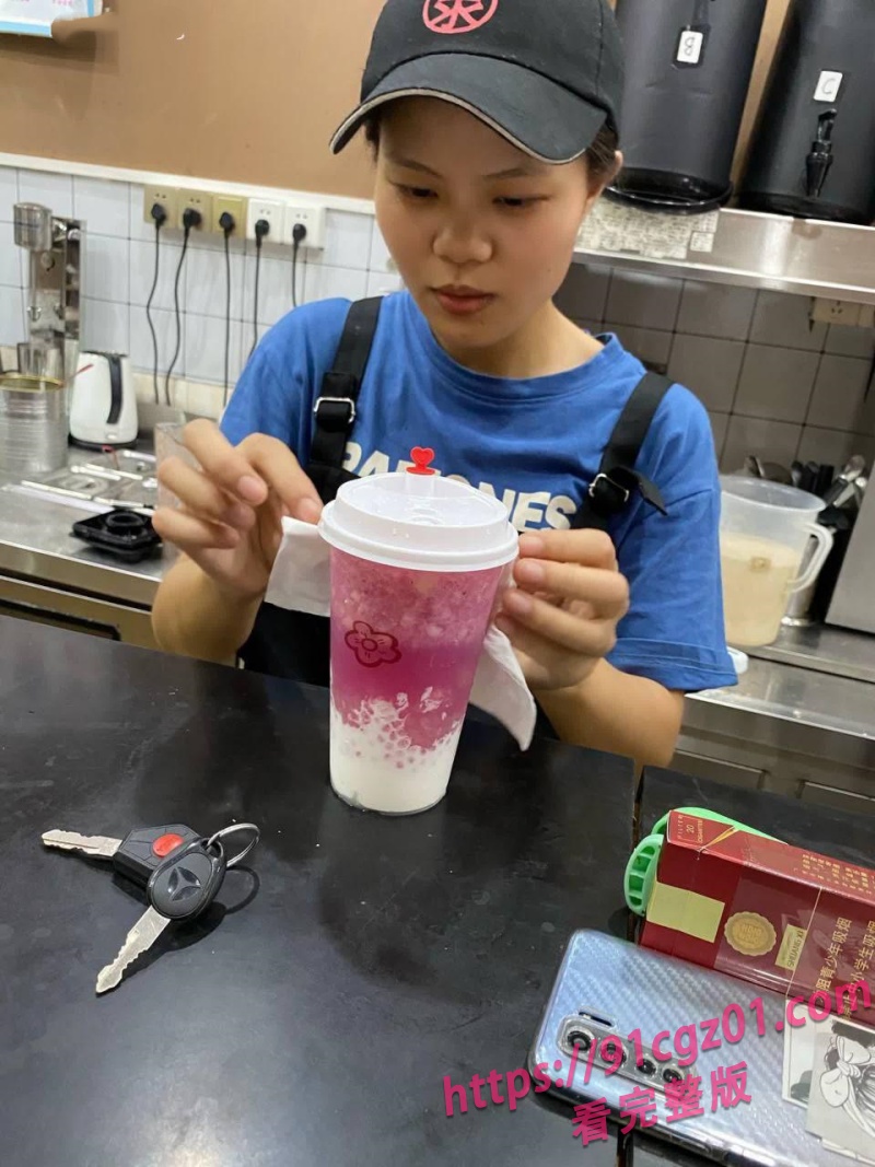 奶茶妹妹出租屋私生活记录被曝光  上班做奶茶晚上变成绿茶  工作生活两不误！