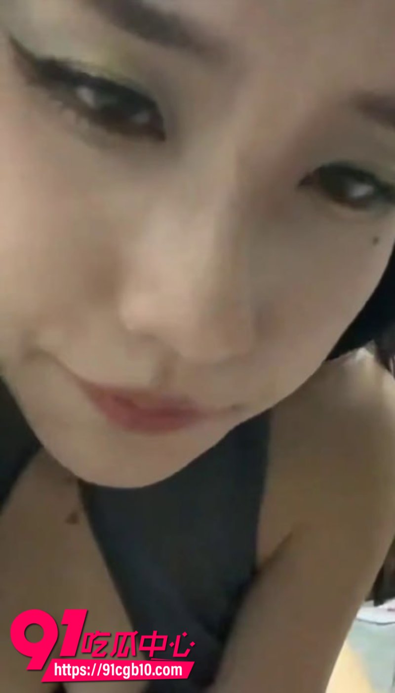 高颜值嫩妹 在线表演口交绝活 清纯脸庞展现出 让人欲罢不能的表情
