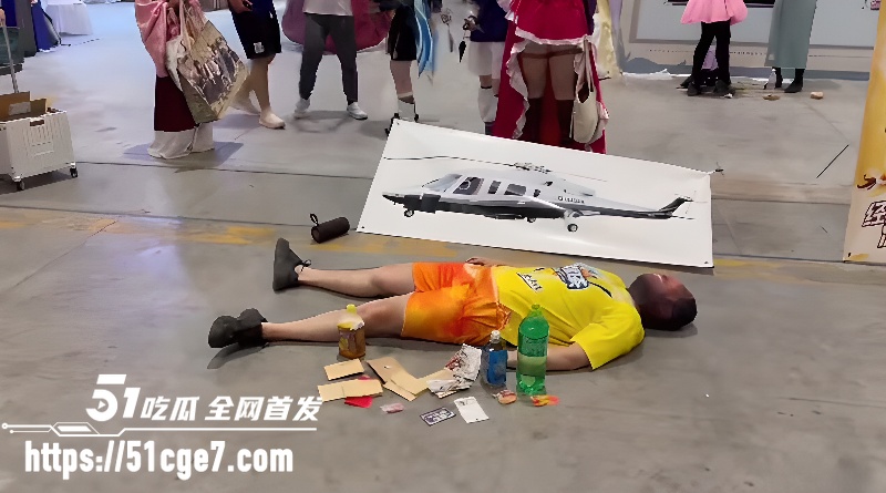 漫展惊现抽象艺术 奇葩小伙COS科比张雪峰 亵渎死者着实让人难绷